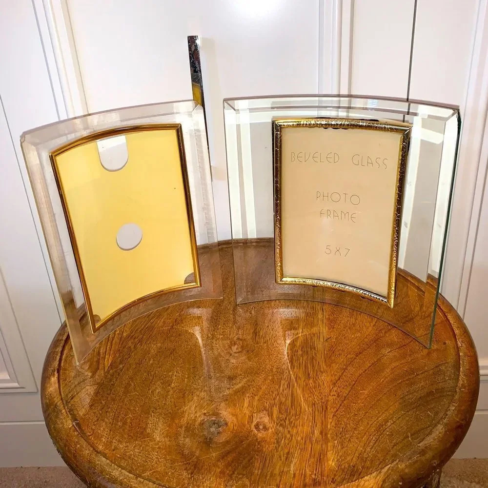 Elegant Set of 2 picture frames - timeless charm!